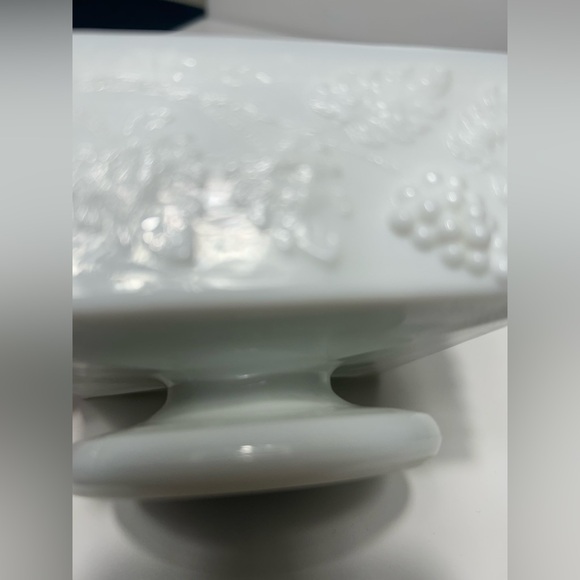 Westmoreland Della Robbia Pattern Milk Glass Compote Grape Vine Relief
#0305241 - Picture 9 of 16